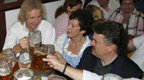 Thomas Gottschalk mit Ex-Oberbürgermeisterin Inge Aures und Landrat Klaus Peter Söllner am Bierfest. Kulmbachs Ehrenbürger ist immer gerne in seiner Heimatstadt zu Besuch. Foto: Archiv