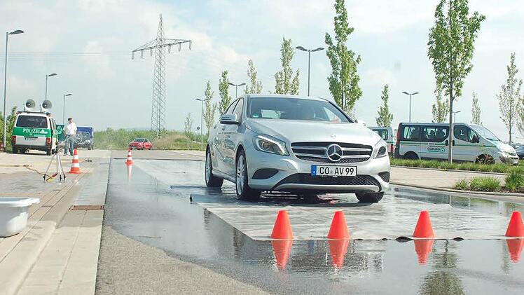 Auf dieser glatten Fläche wird's kritisch für den Fahranfänger. Eine Gleitdecke mit Wasser simuliert eine feste Schneedecke, bei 30 Stundenkilometern sollen die Teilnehmer vor einem Hindernis rechtzeitig bremsen.   Foto: Gabi Arnold