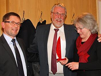 Gertrud Murr-Honikel und Anton Steinl (Mitte) erhielten aus den Händen von BR-Redaktionsleiter Alexander Müller den Bürgerpreis in der Kategorie Soziales.  Foto: Katrin Geyer
