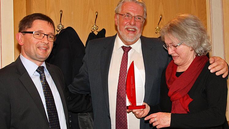 Gertrud Murr-Honikel und Anton Steinl (Mitte) erhielten aus den Händen von BR-Redaktionsleiter Alexander Müller den Bürgerpreis in der Kategorie Soziales.  Foto: Katrin Geyer