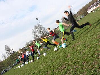 Beim Training zeigen die Kinder vollen Einsatz.  Fotos: Robert Huger