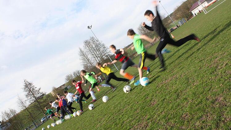 Beim Training zeigen die Kinder vollen Einsatz.  Fotos: Robert Huger
