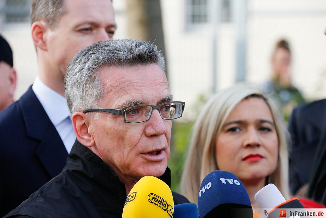 Bundesinnenminister Thomas de Maizière (CDU) hat das Balkanzentrum in Bamberg besucht