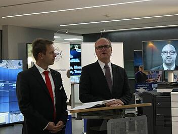 Vorstandsvorsitzender der Sparkasse Bamberg Stephan Kirchner (rechts) und Vorstandsmitglied Thomas Endres bei der Vorstellung der präsentierenden Unternehmer und Eröffnung der Ausstellung"Unternehmensportraits aus der Wirtschaftsregion Bamberg". Foto: privat