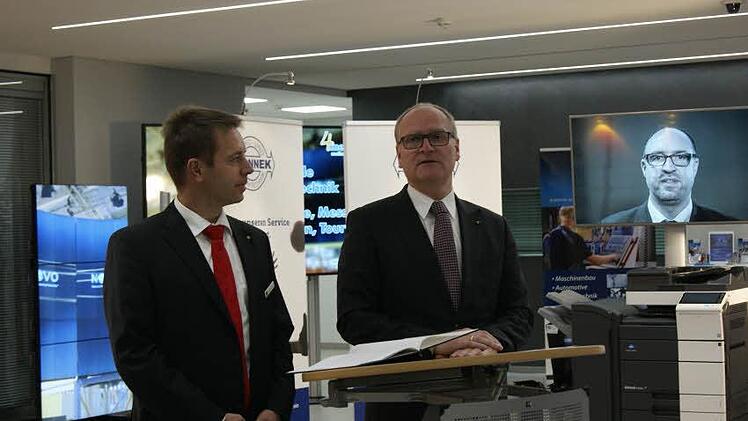 Vorstandsvorsitzender der Sparkasse Bamberg Stephan Kirchner (rechts) und Vorstandsmitglied Thomas Endres bei der Vorstellung der präsentierenden Unternehmer und Eröffnung der Ausstellung"Unternehmensportraits aus der Wirtschaftsregion Bamberg". Foto: privat