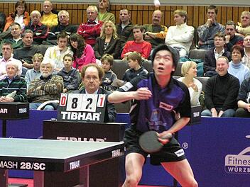 Bei einem Spiel mit mit dem siebenfachen Weltmeister, dem Chinesen Ma Lin: Anton Then im Hintergrund als Schiedsrichter. Foto: Archiv/Dümpert