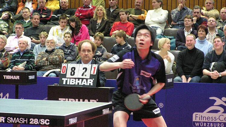 Bei einem Spiel mit mit dem siebenfachen Weltmeister, dem Chinesen Ma Lin: Anton Then im Hintergrund als Schiedsrichter. Foto: Archiv/Dümpert