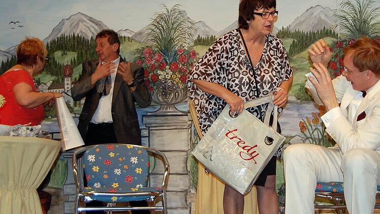 Heiratsschwindler werden entlarvt (von links): Ute Mäusbacher (Betty), Michael Rädlein (von Cartier), Regina Zipfel (Helga), Uwe Müller (Baron Stadelhofen). Fotos: Andreas Welz