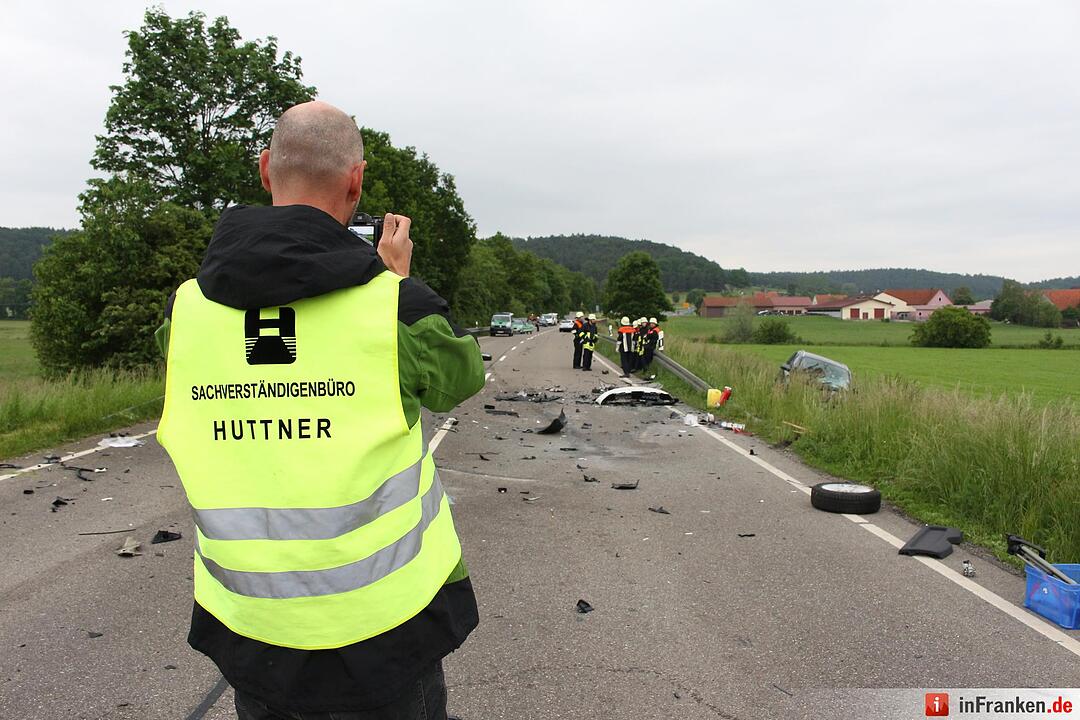 Fahrzeuge kollidieren auf Staatsstrasse