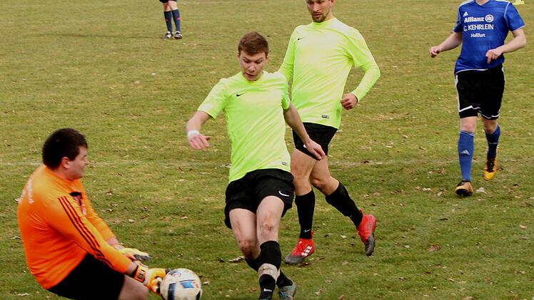 Augsfelds Torwart Michael Werner (links) schnappt noch dem Neuschleichacher Pascal Burgis (Zweiter von links) den Ball weg; dahinter der Neuschleichacher Spielertrainer Jonas Schmitt (rechts).
