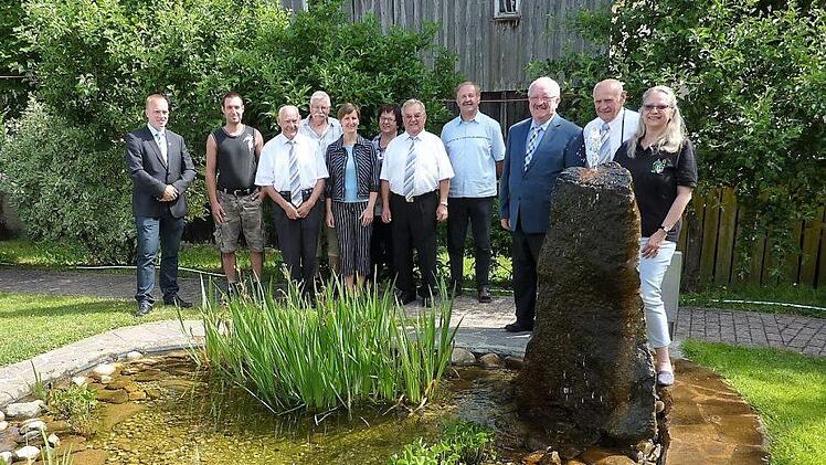 Beeindruckt zeigten sich die Ehrengäste von der Grünanlage mit Quellsteinbrunnen, angelegt vom Obst- und Gartenbauverein Windheim. Foto: Gerd Fleischmann