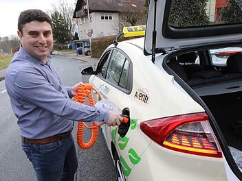 Am Montag wird der Fahrdienst Kabbi einen eigenen Starkstromanschluss für das Laden seines ersten - und voraussichtlich bald mehrerer -  E-Taxis bekommen.  Foto: Barbara Herbst