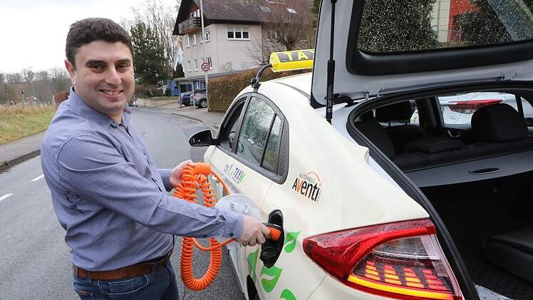 Am Montag wird der Fahrdienst Kabbi einen eigenen Starkstromanschluss für das Laden seines ersten - und voraussichtlich bald mehrerer -  E-Taxis bekommen.  Foto: Barbara Herbst