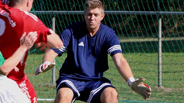 Der Limbacher Torwart Andreas Hofmann hat Glück, dass der Ball knapp am Tor vorbeigeht.