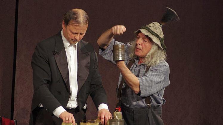 Lieferten einen variantenreichen Auftritt im Kissinger Kurtheater: Christoph Schelb, der als strenggescheitelter und eitler Maestro Gogol den klassischen Part übernahm, und Max-Albert Müller als dessen tapsiger, aber komischer Konzertdiener Mäx.Klaus Werner