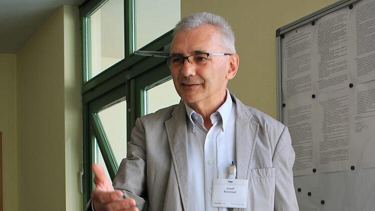 Josef Krimmel zieht in Arnshausen Stichproben für die Hochrechnungen der ARD. Benedikt Borst