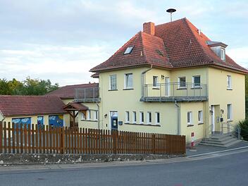 Das Schulgebäude in Roth