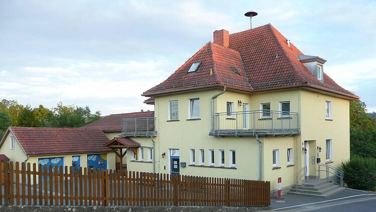 Das Schulgebäude in Roth
