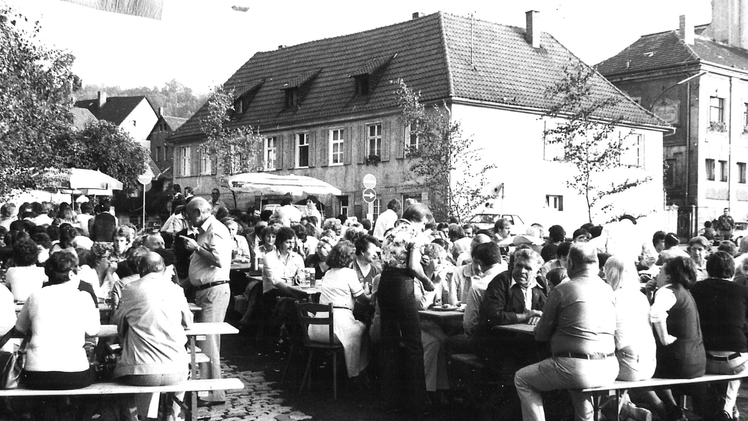 Beim Gasthaus Hübner (jetzt "Patchwork") gab es einen Biergarten - Autos konnten trotzdem vorbeifahren; hinten das echte  Essighaus. Foto: Archiv Bayerische Rundschau