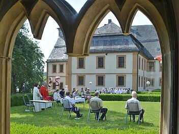 Im Abteigarten des Klosters Maria Bildhausen feierte Domkapitular Clemens Bieber den Gottesdienst zu 25 Jahre Dominikus Ringeisenwerk mit Heimbewohnern und den Betreuerinnen und Betreuern.