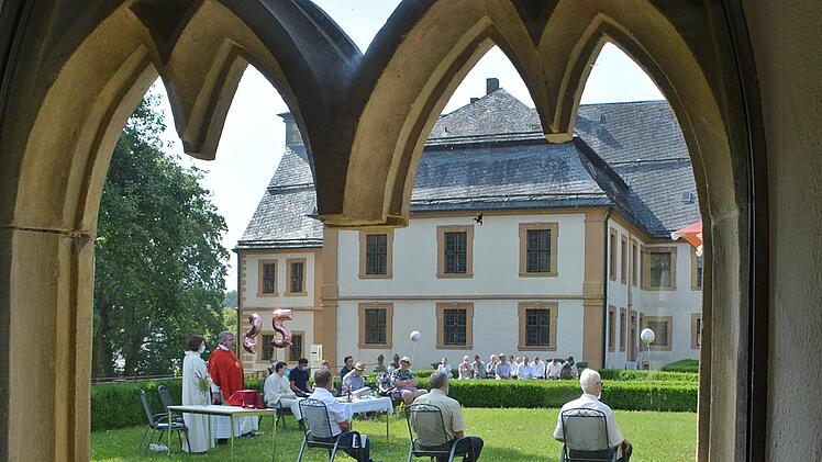 Im Abteigarten des Klosters Maria Bildhausen feierte Domkapitular Clemens Bieber den Gottesdienst zu 25 Jahre Dominikus Ringeisenwerk mit Heimbewohnern und den Betreuerinnen und Betreuern.
