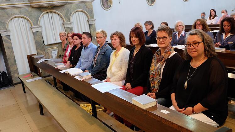 Neue Hospizhelfer im Gottesdienst,  von links: Gabriele Mertesdorf, Heidrun Reitstetter, Anja Junk, Heiko Hertl, Anja &#160;&#160;      Noelte, Monika Höchner, Christine Trost, Renate Guthardt, Barbara Dittmar.