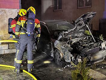 Kreis Hof: Auto brennt nach Knall vollkommen aus - war es Brandstiftung?