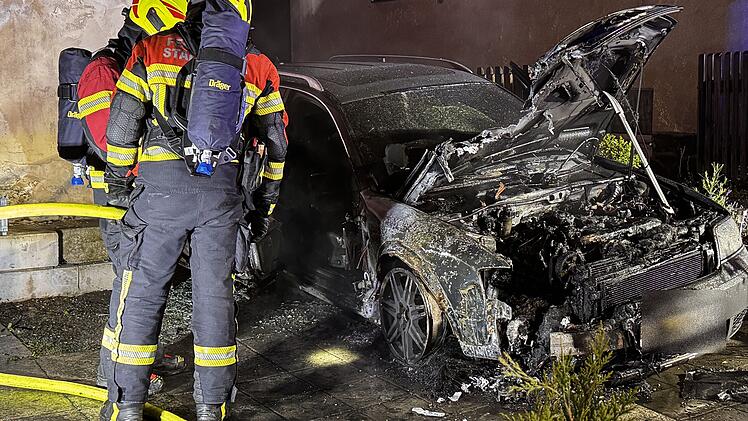 Kreis Hof: Auto brennt nach Knall vollkommen aus - war es Brandstiftung?