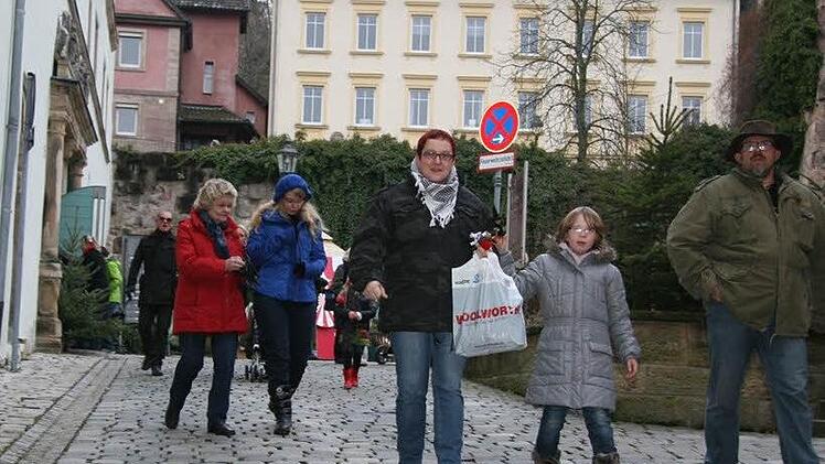 Laufkundschaft im Burggut in der Waaggasse.