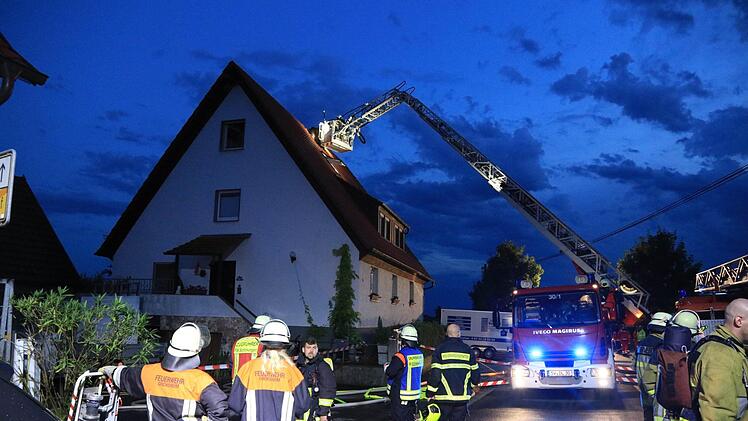 Reichelshofen: Der Schaden im Haus ist gravierend. Große Teile der Stromleitungen und Elektronik dürften durch die enorme Spannungsüberlastung zerstört oder zumindest schwer in Mitleidenschaft gezogen worden sein. Immerhin blieb es nur bei Sachschaden. Denn verletzt wurde glücklicherweise niemand. Foto: NEWS5 / Merzbach