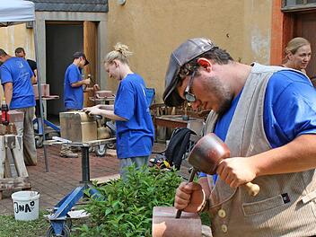17 Teilnehmer des Steinmetz-Symposiums stellten auf der Burg Schwarzenfels ein Fenstergewände her. Foto: Steffen Vetter