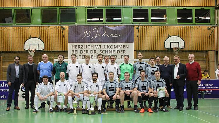 Die Mannschaften der beiden Finalisten Foto: Dominic Buckreus