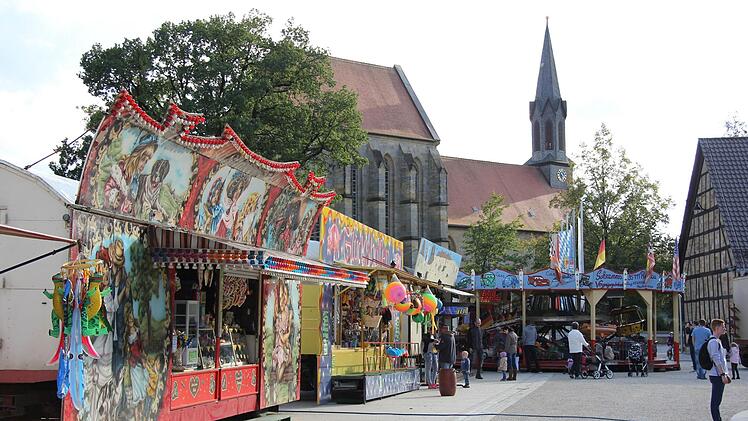 Kirchweihtreiben auf dem Domänen-Areal - im Hintergrund die Sonnefelder Klosterkirche. Foto: Alexandra Kemnitzer