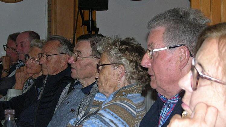 Dicht gedrängt lauschten und diskutierten betroffene Bürger im Schützenhaus zum anstehenden Bürgerentscheid. Foto: Klaus Oelzner