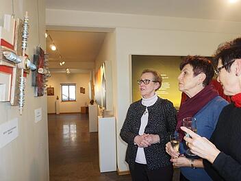 Monika Baumann (links) im Gespräch mit zwei Besucherinnen der Ausstellung zu ihren neuesten Werken.
