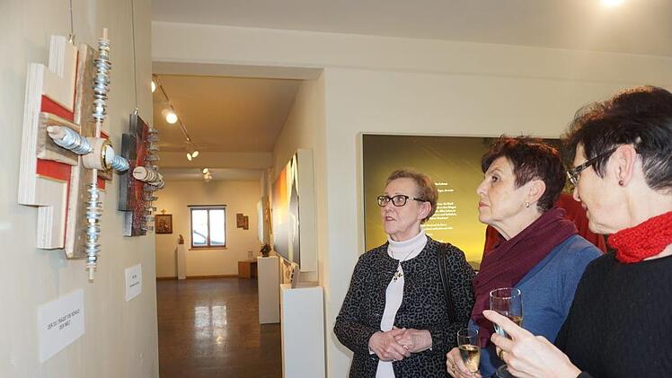 Monika Baumann (links) im Gespräch mit zwei Besucherinnen der Ausstellung zu ihren neuesten Werken.