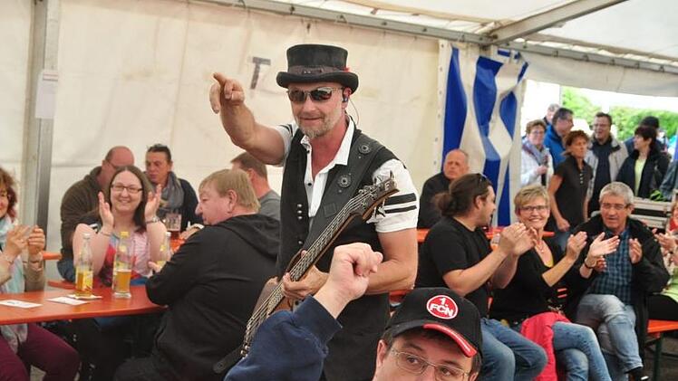 Das Publikum heizte der Bassist von "Sinners & Saints" an.