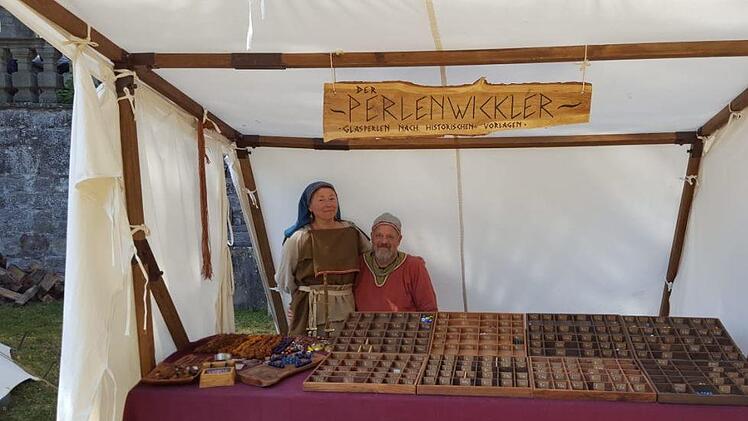 Peter Lösch als Gotländer und seine Frau Margit, gewandet in eine  finnische Wolltracht, sind "die Perlenwickler".  Nadine Gegner