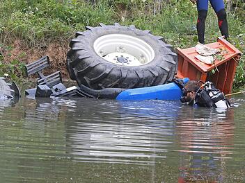 Feuerwehren und Bauern mussten sich um einen versunkenen Traktor im Kreis Ha&szlig;berge k&uuml;mmern. Symbolbild: Herse/News5