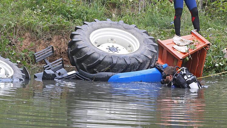Feuerwehren und Bauern mussten sich um einen versunkenen Traktor im Kreis Haßberge kümmern. Symbolbild: Herse/News5