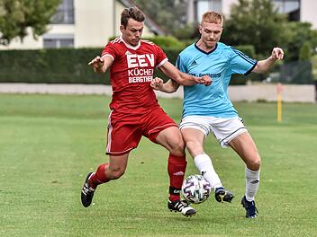 Auf die Dampfacher um Thiemo Persch (rechts) wartet zum Re-Start mit dem FC Bad Kissingen eine Spitzenmannschaft.  Foto: Ryan Evans