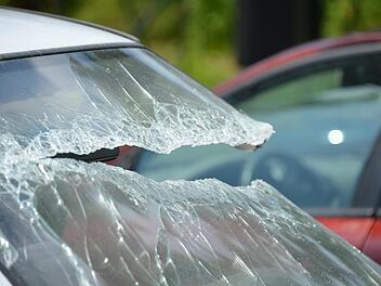 Selb: Schwerer Unfall auf Landstraße mit mehreren Verletzten - Kleintransporter und Pickup stoßen zusammen