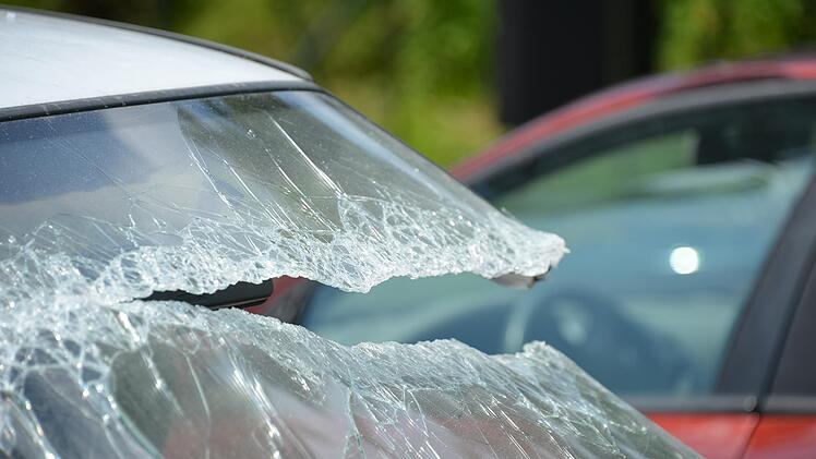 Selb: Schwerer Unfall auf Landstraße mit mehreren Verletzten - Kleintransporter und Pickup stoßen zusammen