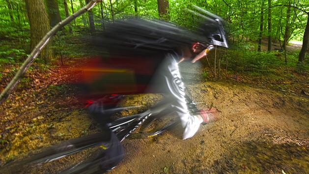 Kreis Kitzingen: Mountainbiker &uuml;berschl&auml;gt sich - 62-J&auml;hriger schwer verletzt