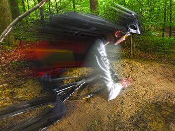 Kreis Kitzingen: Mountainbiker &uuml;berschl&auml;gt sich - 62-J&auml;hriger schwer verletzt