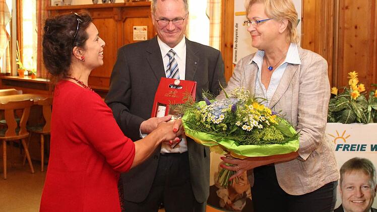 FW-Kreisvorsitzende Irene Häusler (re.) gratuliert Martin Oberle und seiner Lebenspartnerin Shanti Ray-Voigt. Foto: Andreas Dorsch