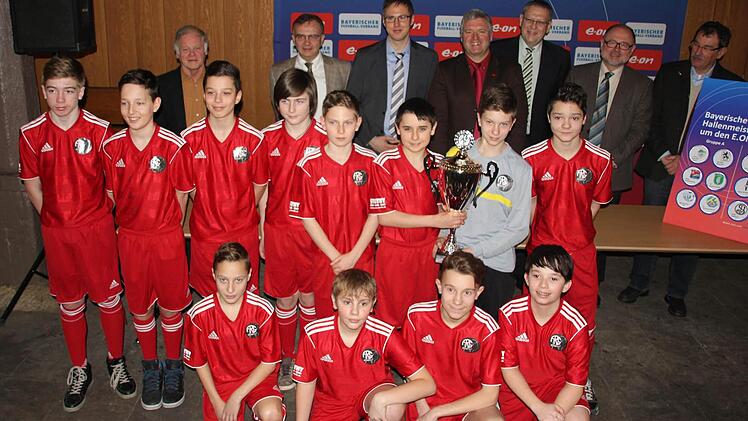 Die Offiziellen mit den Nachwuchskickern.