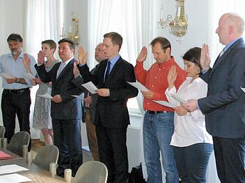 Bei der konstituierenden Sitzung des neuen Bad Rodacher Stadtrats konnte Bürgermeister Tobias Ehrlicher (Fünfter von links) neun neu gewählte Mitglieder des Gremiums vereidigen (von rechts): Christina Butterer (BV/UWR), Udo Trier und Lars-Jörg Otto (Zukunftsforum), Hatice Altun und Matthias Thumser (SPD), Ehrlicher, Stephan Schink, Christoph Herold und Nina Klett (CSU) sowie Peter Wagner (BV/UWR).  Foto: Bettina Knauth