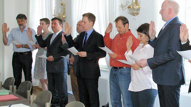 Bei der konstituierenden Sitzung des neuen Bad Rodacher Stadtrats konnte Bürgermeister Tobias Ehrlicher (Fünfter von links) neun neu gewählte Mitglieder des Gremiums vereidigen (von rechts): Christina Butterer (BV/UWR), Udo Trier und Lars-Jörg Otto (Zukunftsforum), Hatice Altun und Matthias Thumser (SPD), Ehrlicher, Stephan Schink, Christoph Herold und Nina Klett (CSU) sowie Peter Wagner (BV/UWR).  Foto: Bettina Knauth