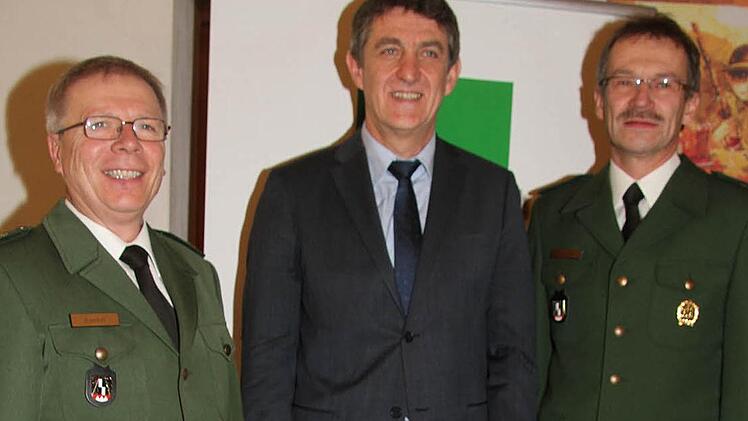 Polizeipräsident Reinhard Kunkel verabschiedet den bisherigen Leiter der Stadtsteinacher Polizei Herbert Knappe (Mitte). Foto: Sonja Adam